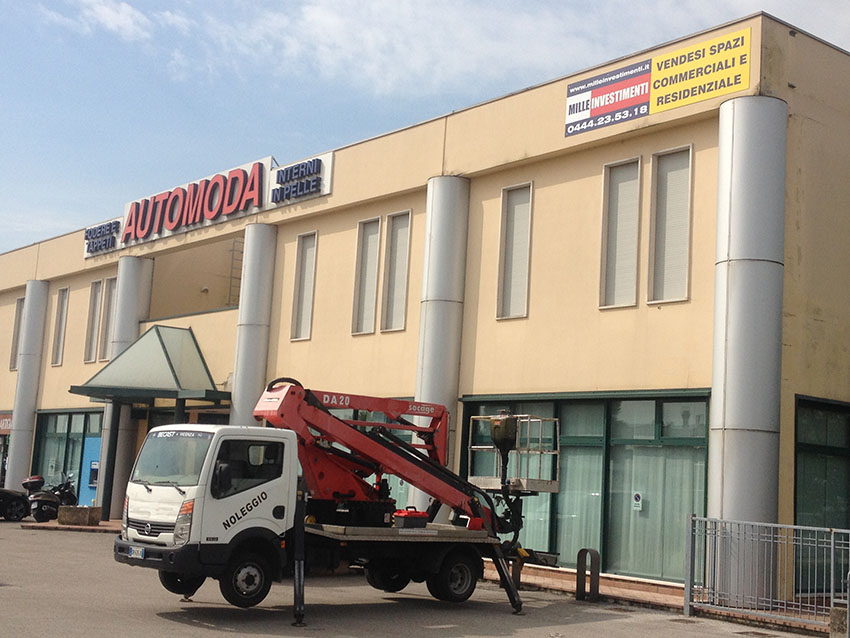 Montaggio insegne con piattaforme aeree