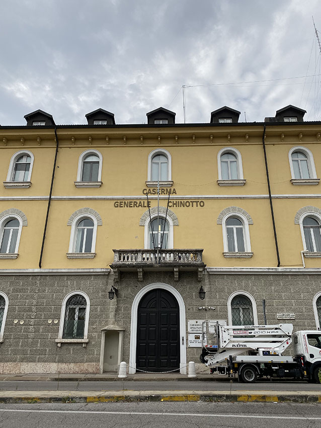 Insegna lettere scatolate caserma carabinieri 