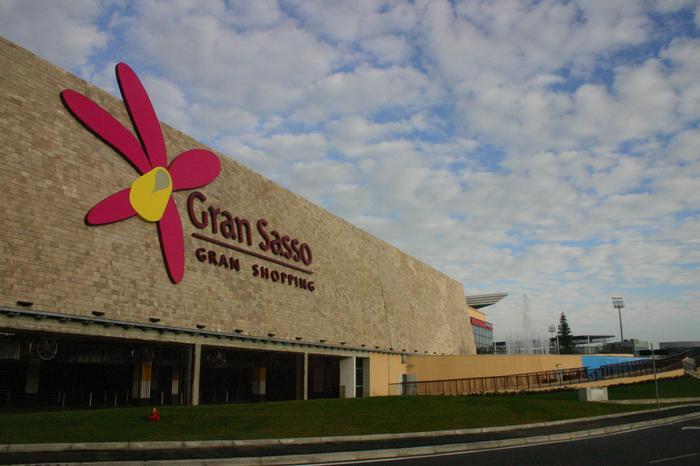 Insegna centro commerciale Gran Sasso - Teramo