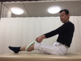 ふくらはぎをタオルでマッサージ