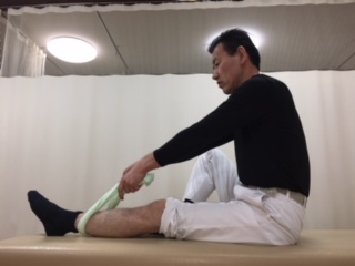 足首の方から　ひざの方タオルを引きます