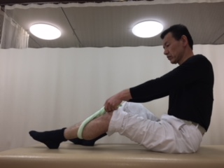 ふくらはぎをタオルでほぐす