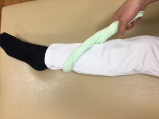 タオルをふくらはぎにまわして
