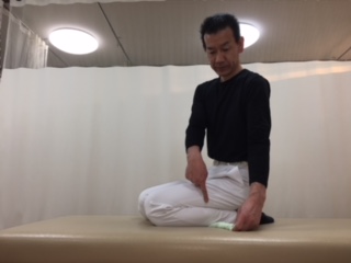 ひざを浮かしてタオルを移動していきます