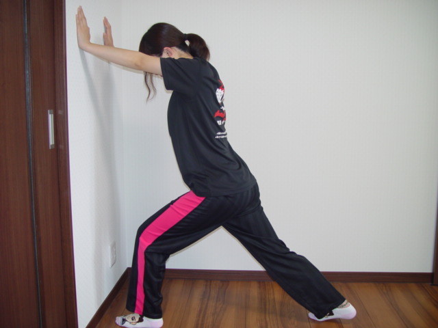 壁を使った　肩・腰・ふくらはぎ・アキレス腱　改善ストレッチ