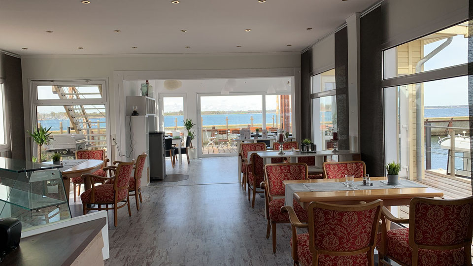 Blick durch die Glastüre ins Café mit Gästen