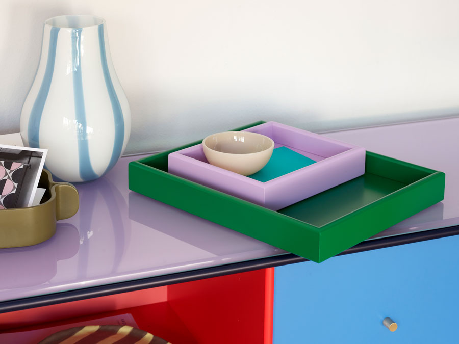 Montana Sideboard in Azure, Rosehip, Rhubarb und Iris mit Arrange Tablett. Eine von endlos vielen Möglichkeiten die Ihnen das Montana-System bietet.