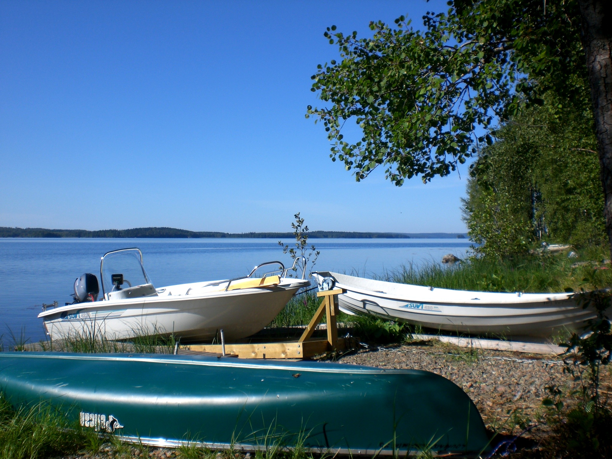 Motor boat 20 HP (Lake-GPS and fishfinder). Canoe.  Row boat.  All 3 boats included directly at the lake, 50 m from house