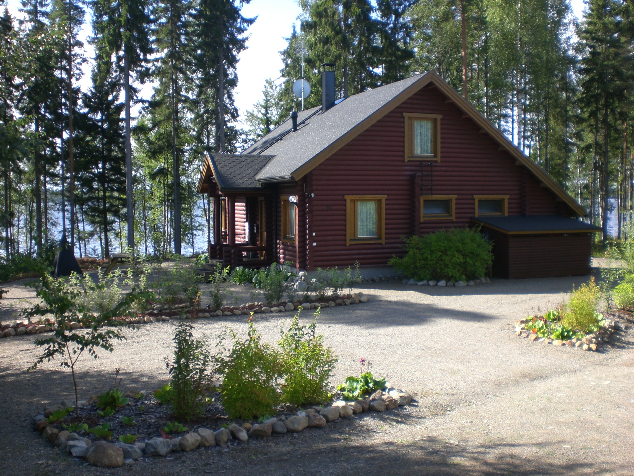 Log house "Sunny Mökki Sysmä" directly lakeside. 50 m to Lake Päijänne. Sauna. Big woodfired stove in the living room. SAT-TV.  WLAN. All included. Directly reachable by car all year around