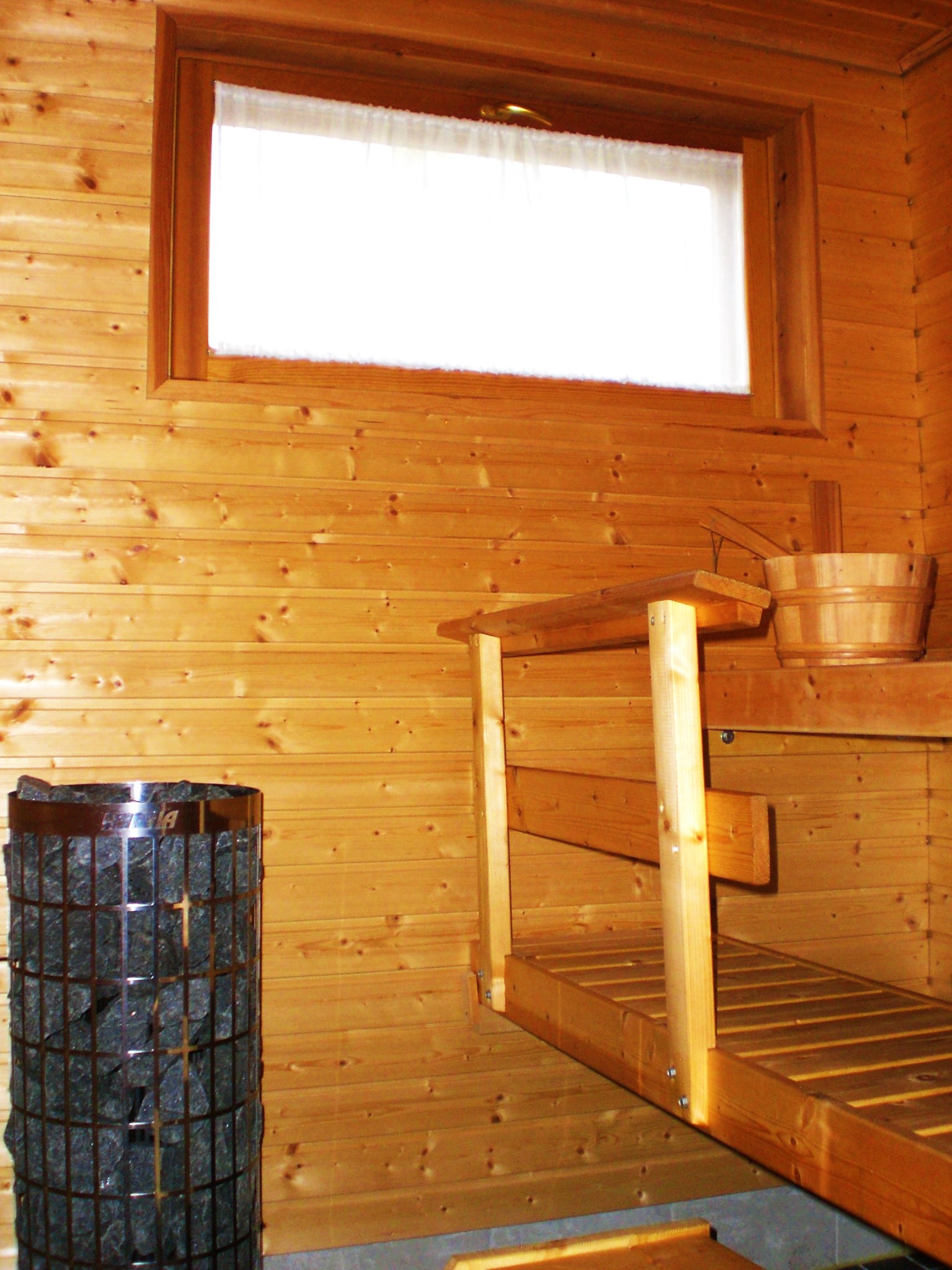 Elektro Innensauna.Tageslicht + schwerem Steinofen. Im Duschbad. Fußbodenheizung. Vorwahl Heizzeiten