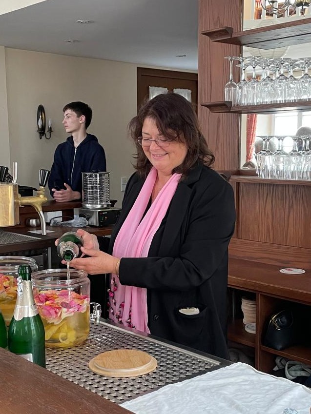 Gabi Baermann bei der Zubereitung der Rosenbowle