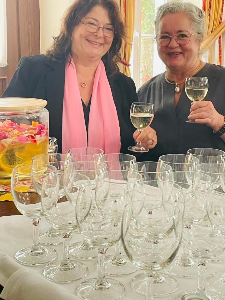 Gaby Geißler und Gabi Baermann beim Verkosten...