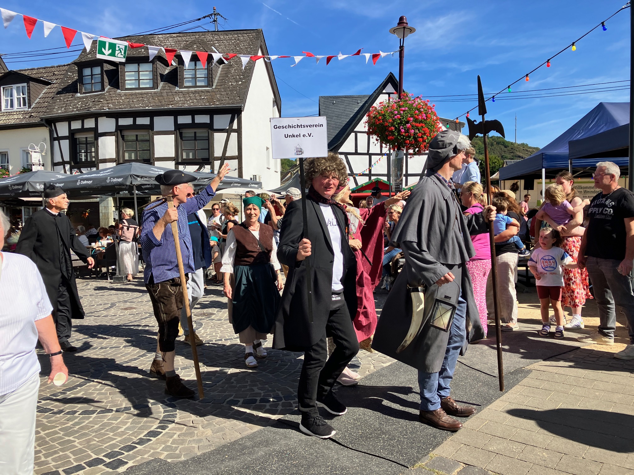 Nachtwächter-Ensemble des Geschichtsvereins während des  Festumzuges