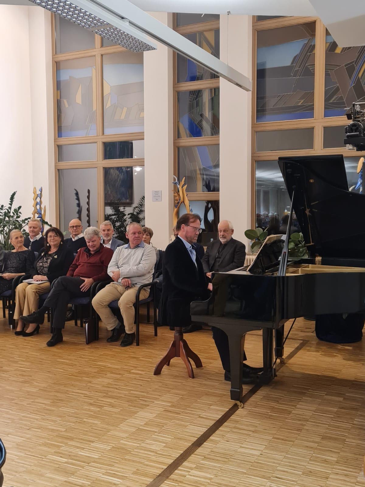 Musikalische Einleitung durch Marc Unkel