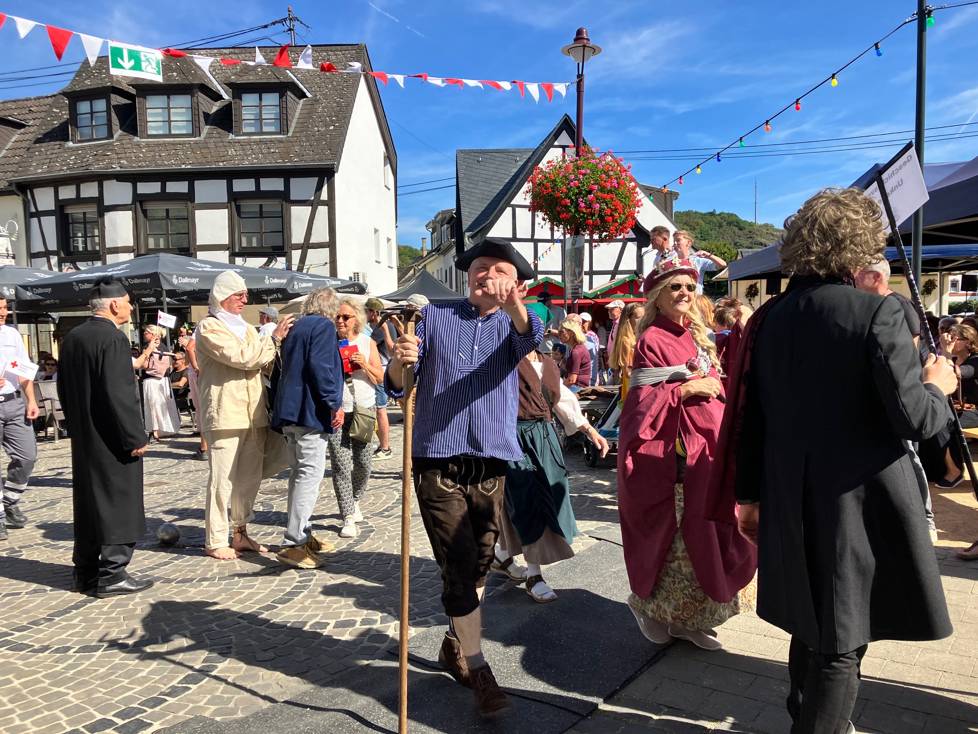 Nachtwächter-Ensemble des Geschichtsvereins während des  Festumzuges