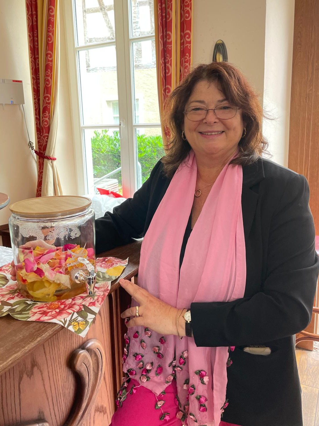 Gabi Baermann präsentiert stolz ihr Werk