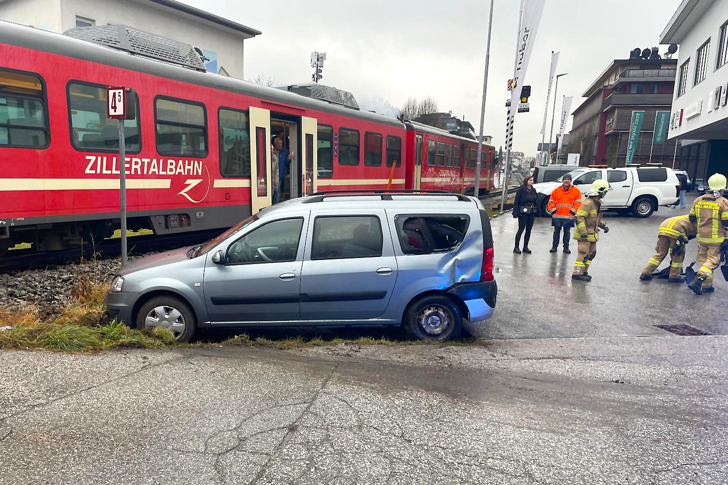 Verkehrsunfall: Zillertalbahn kollidierte mit PKW
