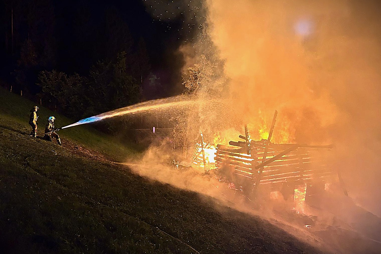 Feldstall am Hainzenberg bei Brand vollständig zerstört