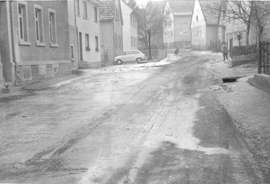 Glatteis in der Dürrenbüchiger Strasse ( Es gab noch keine Kanalisation!)