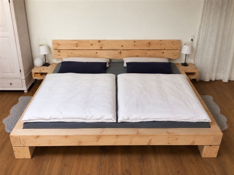 Familienbett 240x200 cm in Zirbe mit Nachttische und Kopfteil