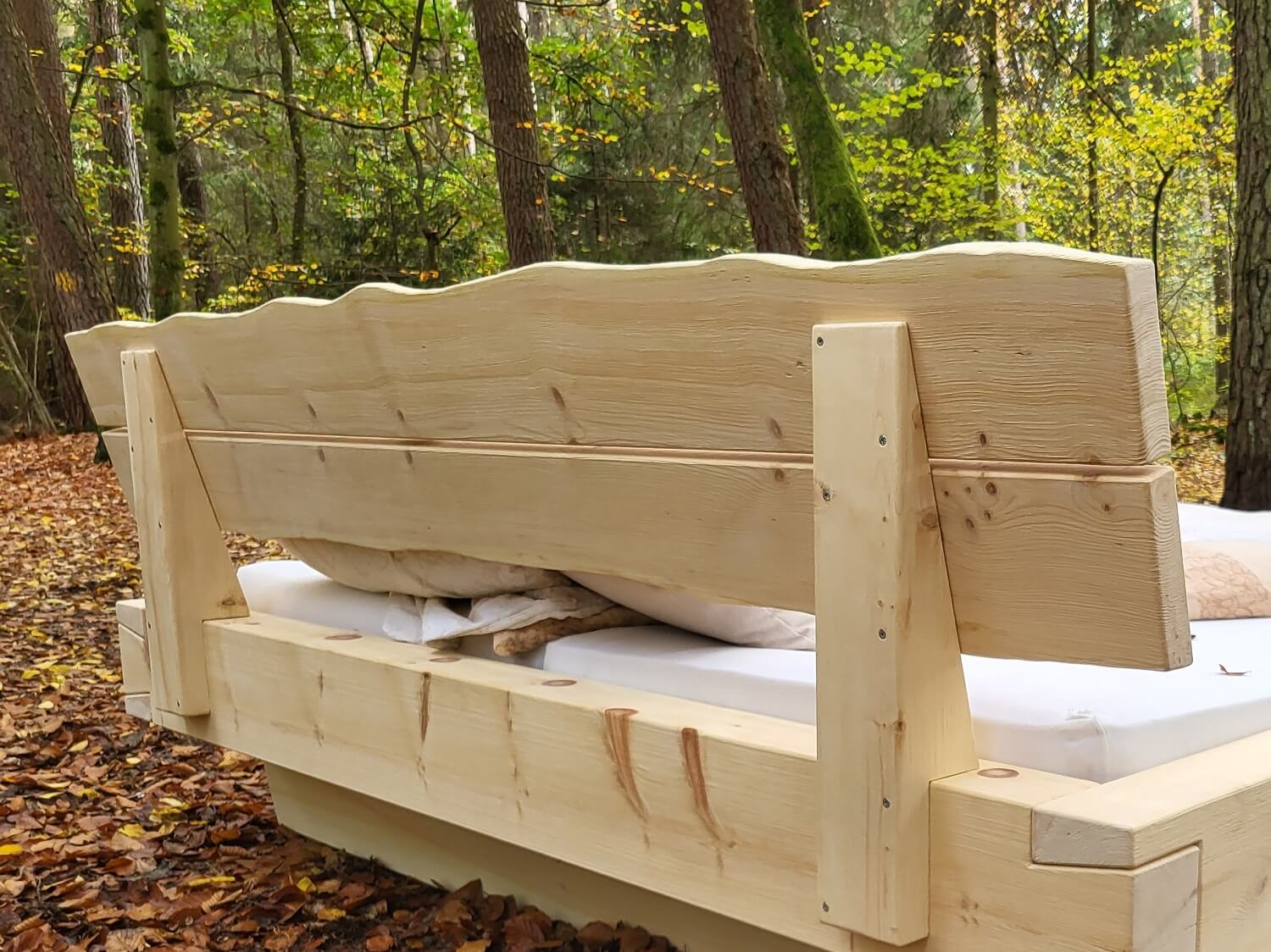 Kopfteil von hinten mit stabilen Lehnenstützen