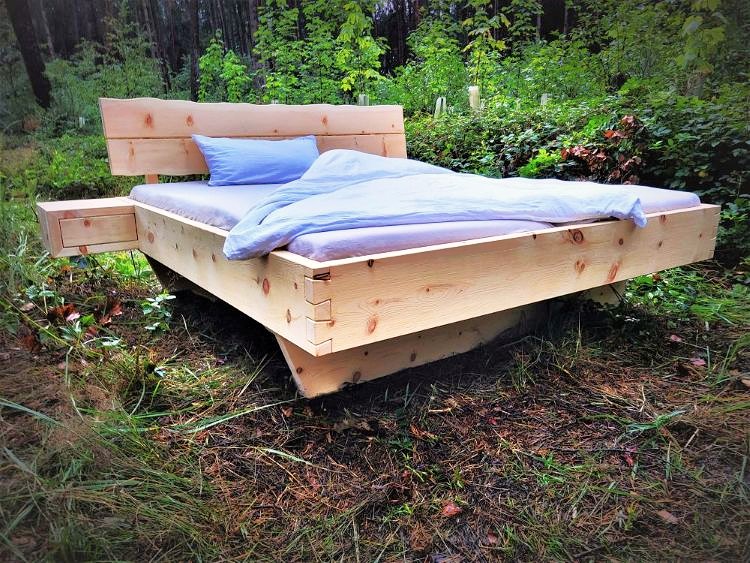 Massives Zirbenbett 200x200 als Schwebebett vom Schreiner