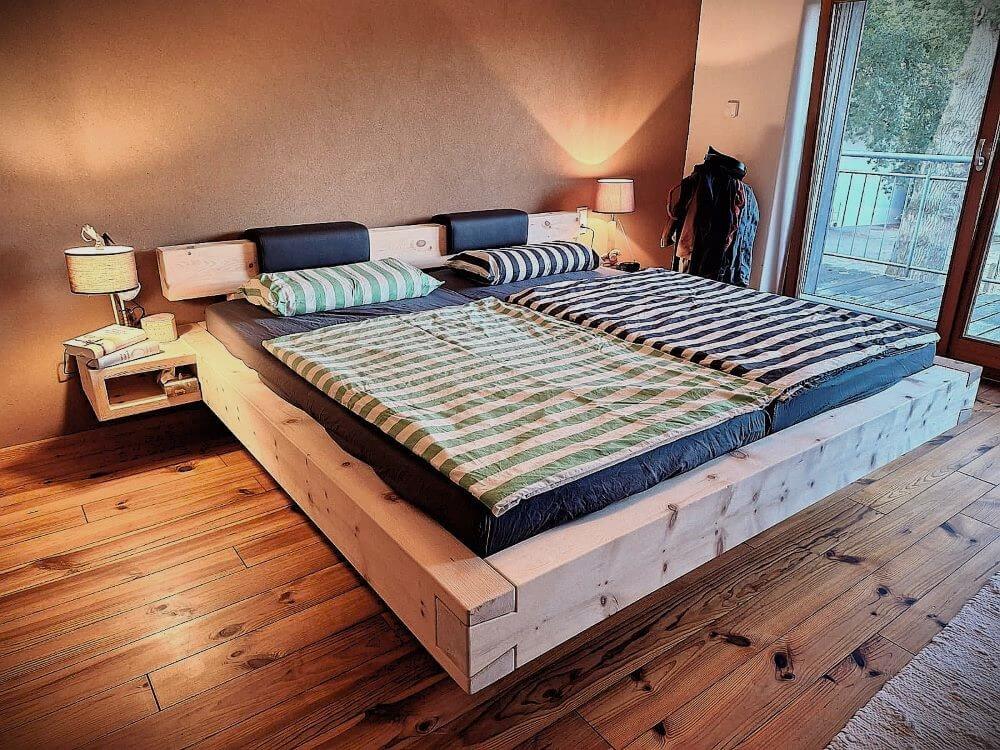 Zirbenbett 200x200 als Schwebebalkenbett aus Zirbenholz