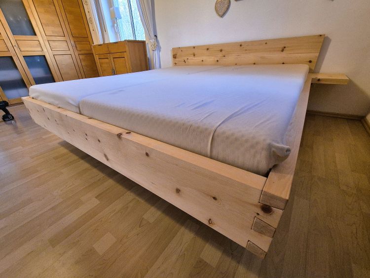 Bett aus Zirbenholz Detail