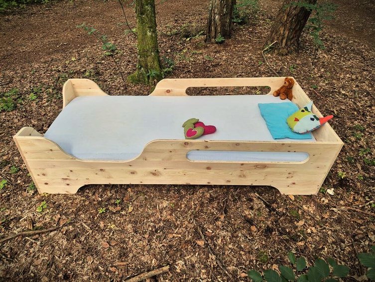 Kinderbett in Zirbe Seitenansicht