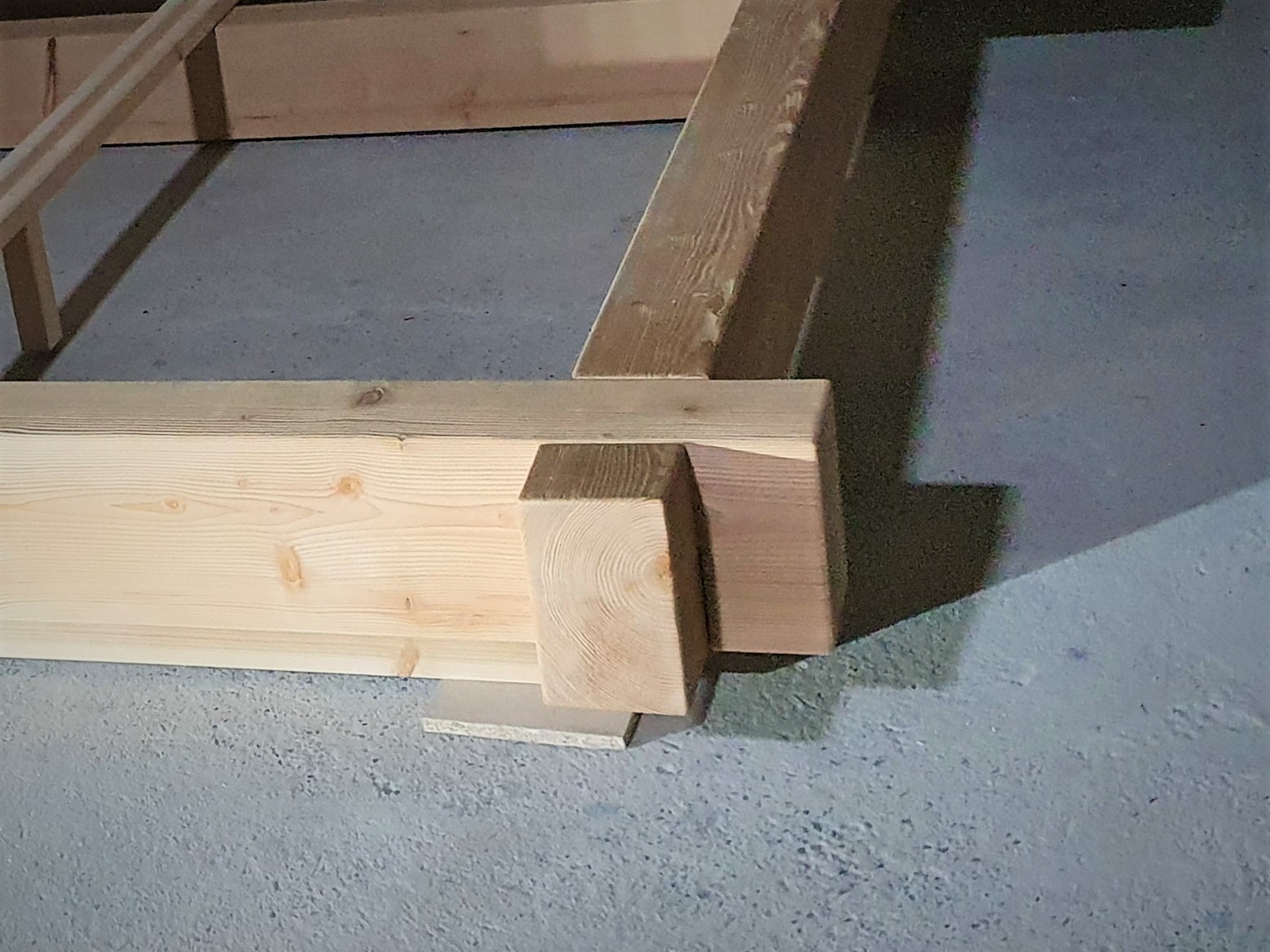 Kreutzüberplattung mit hervorstehenden Enden am Balkenbett