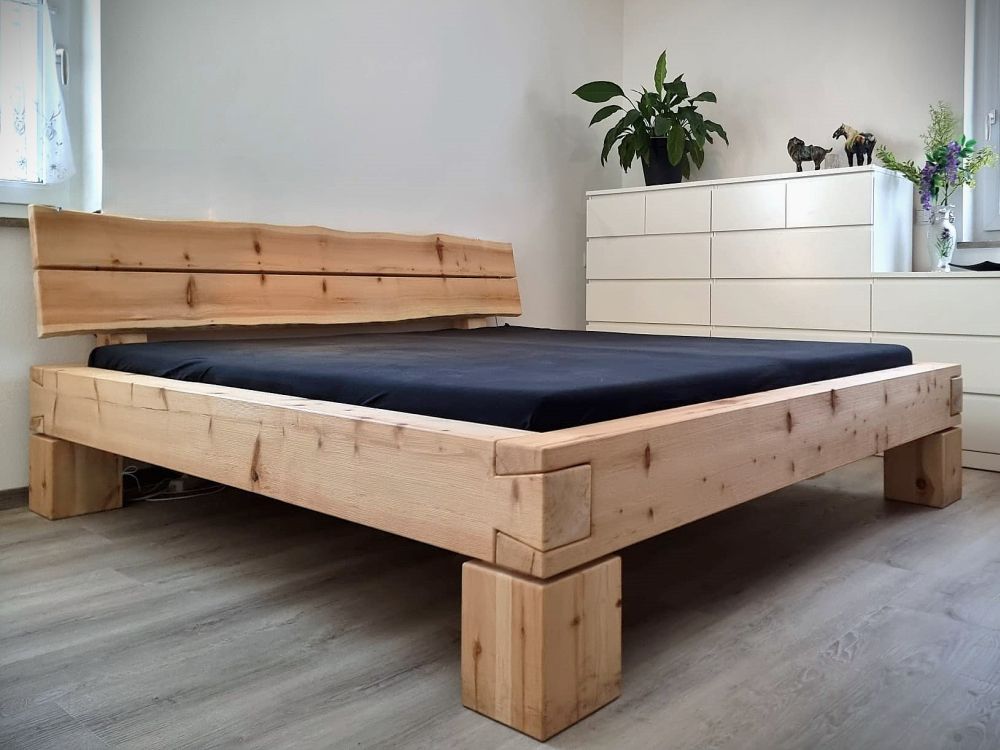 Massivholzbett in Zirbe nachgedunkelt im Schlafzimmer