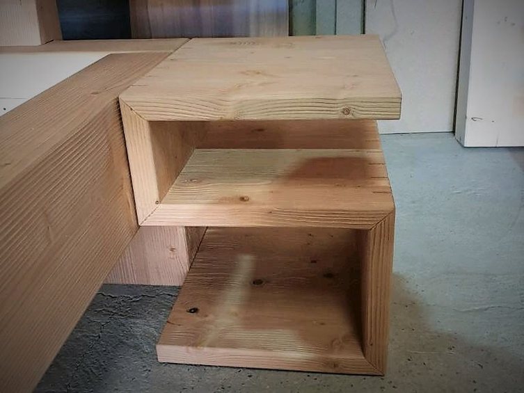 Nachttisch in S-Form Fichte