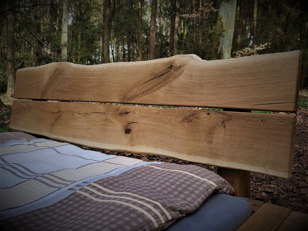Kopfteil aus Brettern mit Baumkanten 