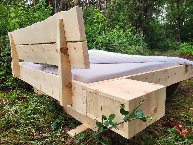 Zirbenbett 200x200 Rückansicht mit massivem Holzrahmen