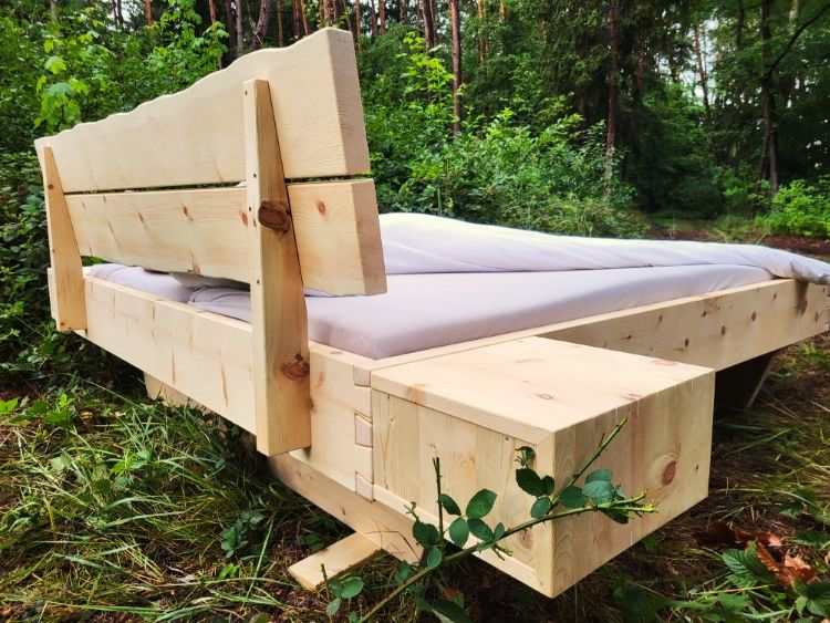 Modernes Zirbenbett Ansicht hinten