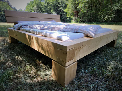Balkenbett in Fichte mit Lehne