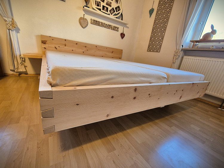 Bett aus Zirbenholz Vorderansicht