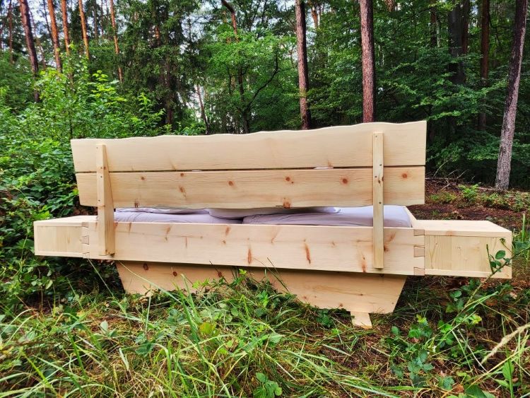 Kopfteil mit Baumkanten von hinten
