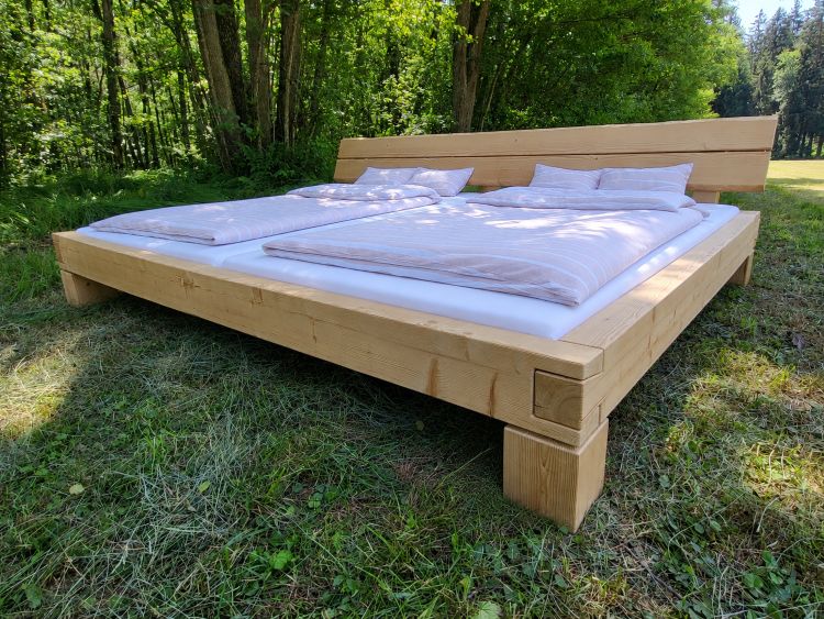 Familienbett 240x200 cm aus Fichte – dunkel geölt und handgefertigt