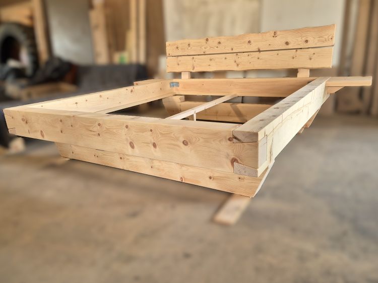 Massives Zirbenholzbett aus Bausatz selbst gebaut und naturbelassen