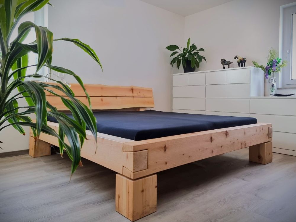Stabiles Balkenbett 180x200cm aus Zirbenholz