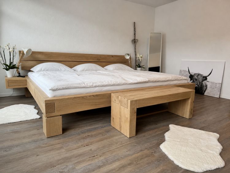 Familienbett 240x200 cm aus Eiche mit Bettbank und Nachttische