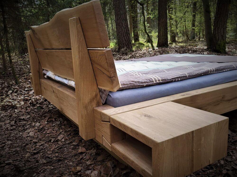 Schwebebalkenbett Eiche von hinten mit massivem Kopfteil