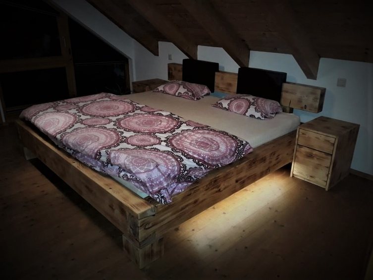 Balkenbett mit geflammter Oberfläche