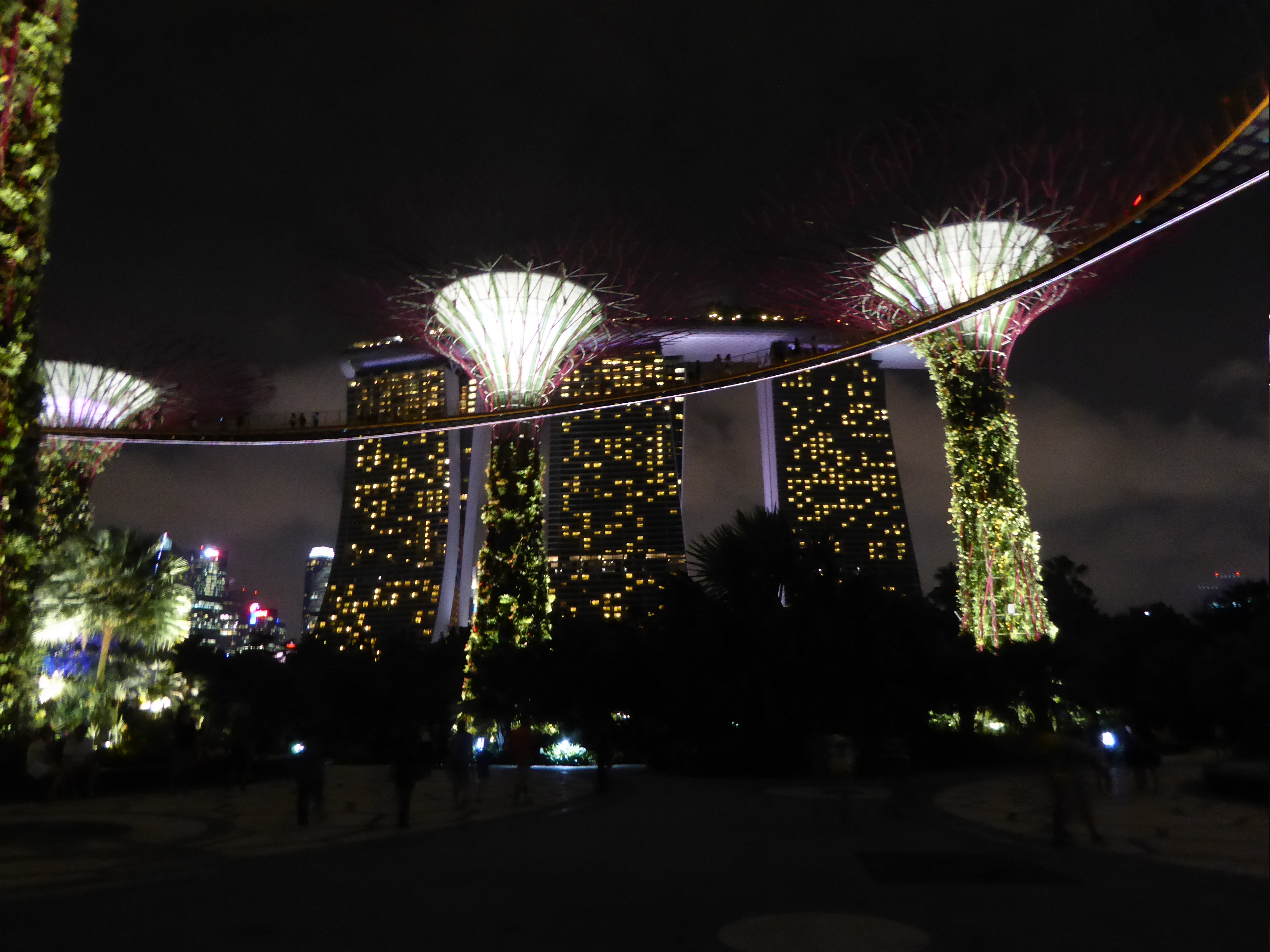 Gardens by the Bay, Singapur, Blick auf Marina Bay Sands Hotel bei Nacht