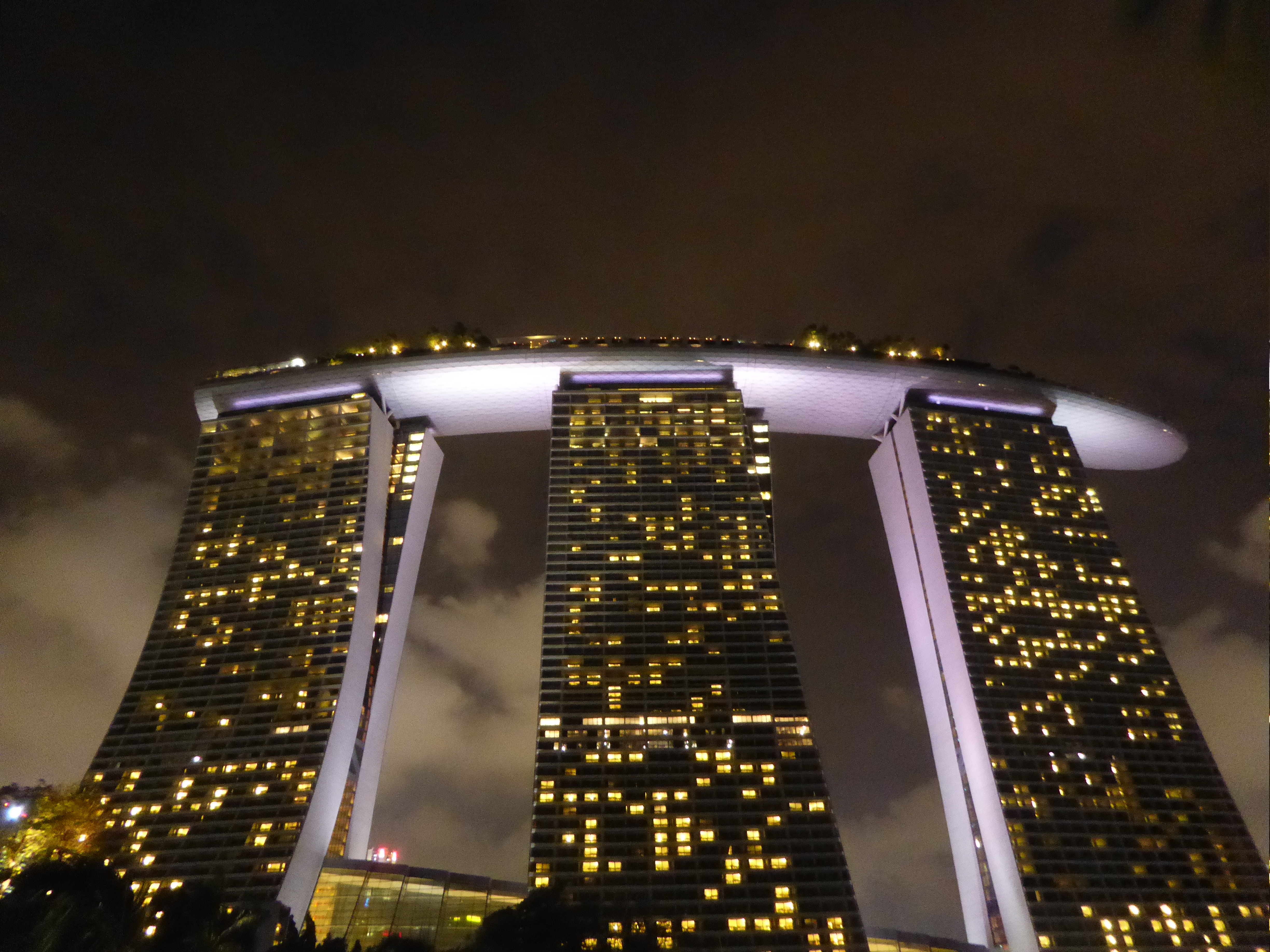 Marina Bay Sands Hotel, Singapur, bei Nacht vor einer Gewitterfront