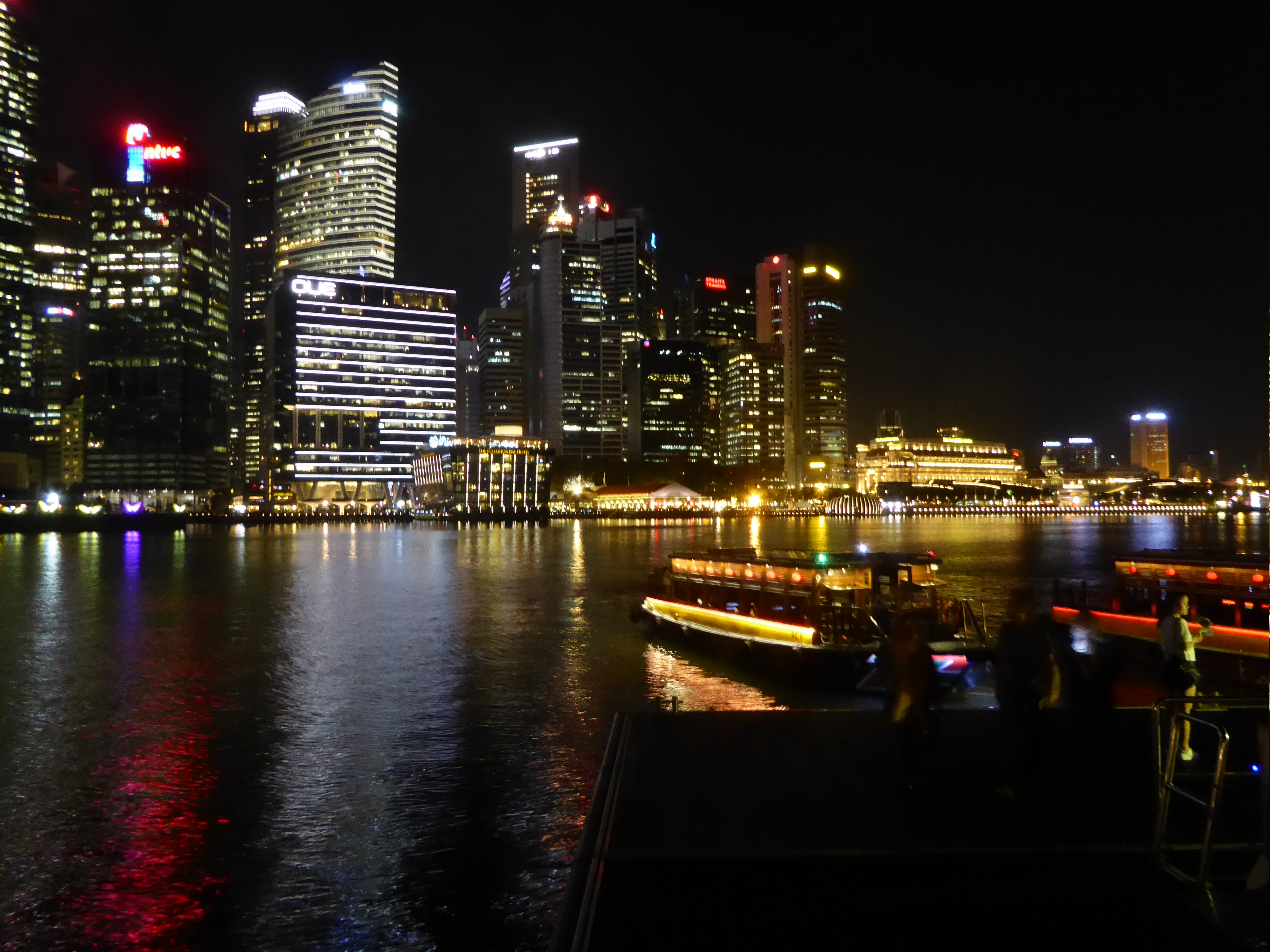 Blick über die Bucht auf Fullerton Hotel und Fullerton Bay Hotel, Singapur