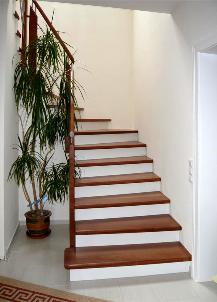 Betontreppe - Holzstufen Kirsche, Holstufen Kirschholz auf Betontreppe - Bucher Treppen