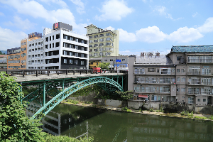 飯坂温泉駅前と十綱橋