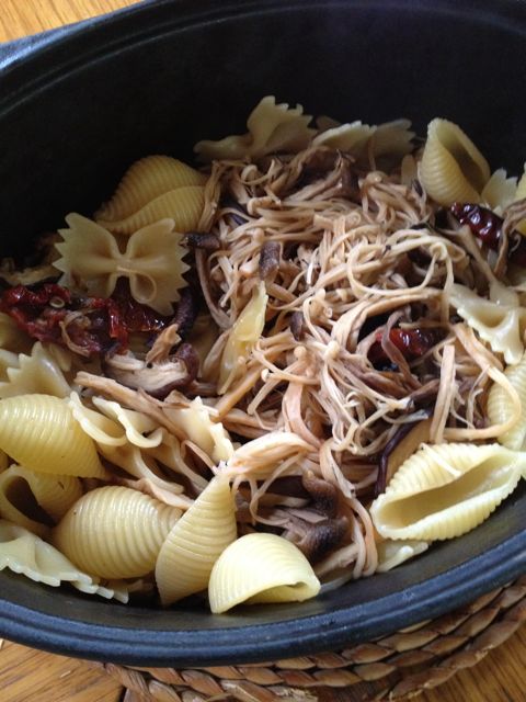 自家製の干しきのこたっぷり。パスタも中途半端に残っていた二種類を一緒に